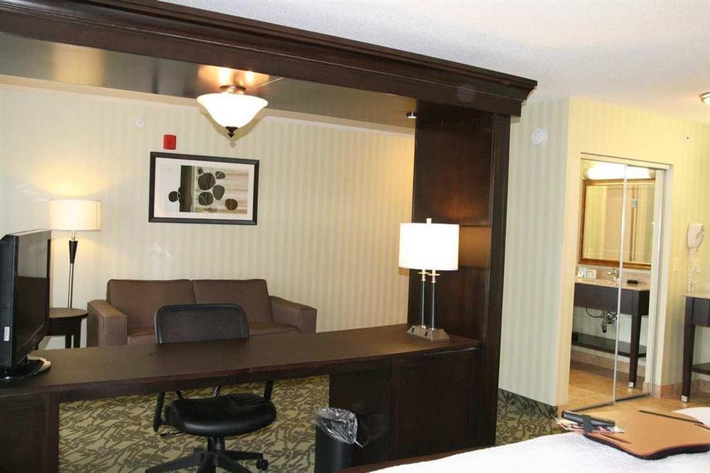 Hampton Inn Detroit Roseville Clinton Township Room photo